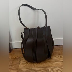 ULLA JOHNSON SS22 Lotus
Pleated Leather Bucket bag
